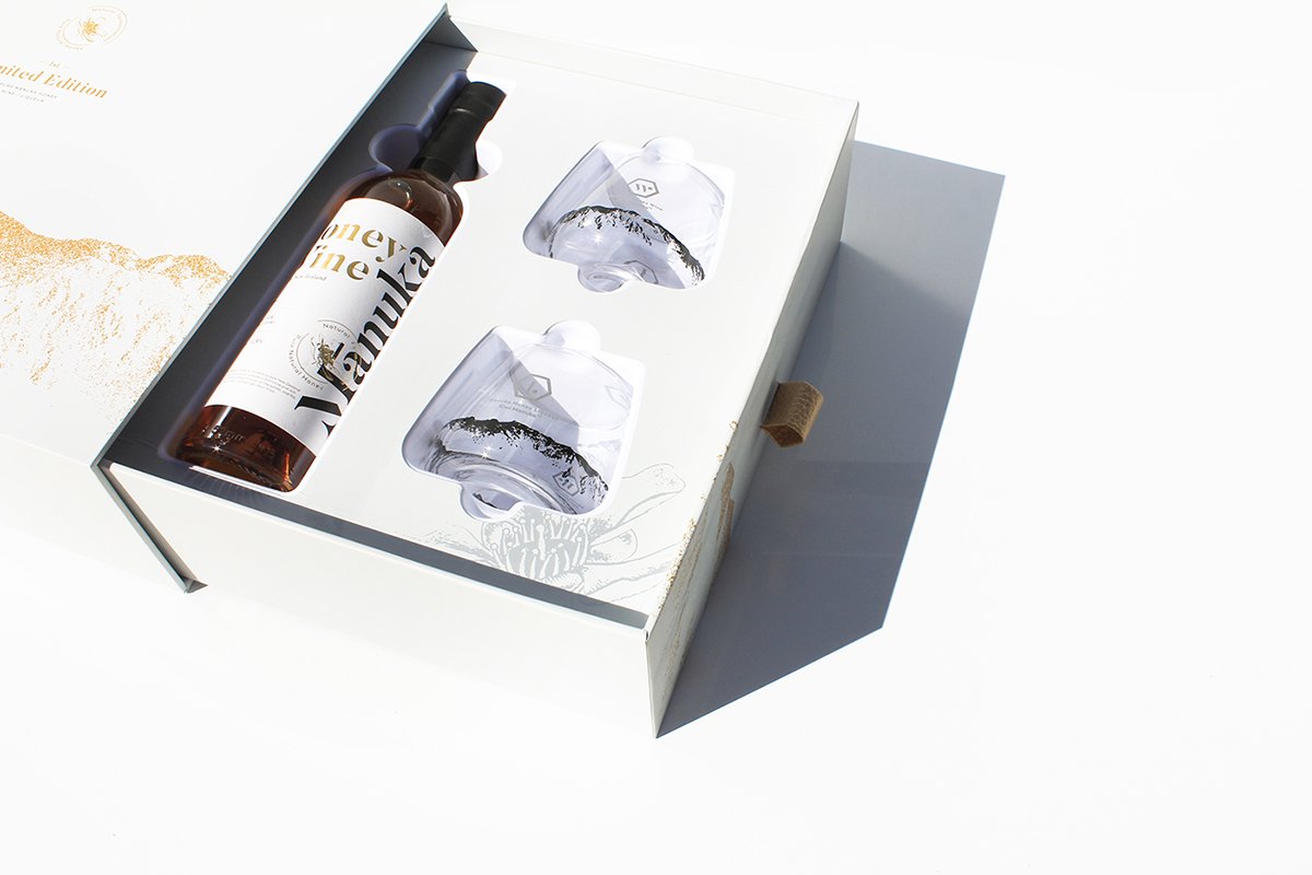 MānukaHoney蜂蜜風(fēng)味葡萄酒品牌包裝設(shè)計(jì)欣賞，葡萄酒品牌，酒品牌設(shè)計(jì)，酒品牌策劃，酒品牌全案策劃，酒品牌形象塑造，深圳品牌設(shè)計(jì)，深圳品牌策劃，深圳品牌全案策劃，深圳品牌形象塑造，左右格局    