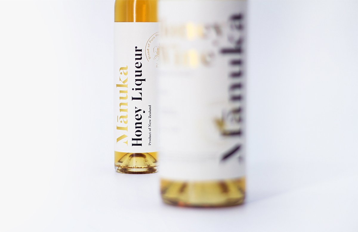 MānukaHoney蜂蜜風(fēng)味葡萄酒品牌包裝設(shè)計(jì)欣賞，葡萄酒品牌，酒品牌設(shè)計(jì)，酒品牌策劃，酒品牌全案策劃，酒品牌形象塑造，深圳品牌設(shè)計(jì)，深圳品牌策劃，深圳品牌全案策劃，深圳品牌形象塑造，左右格局