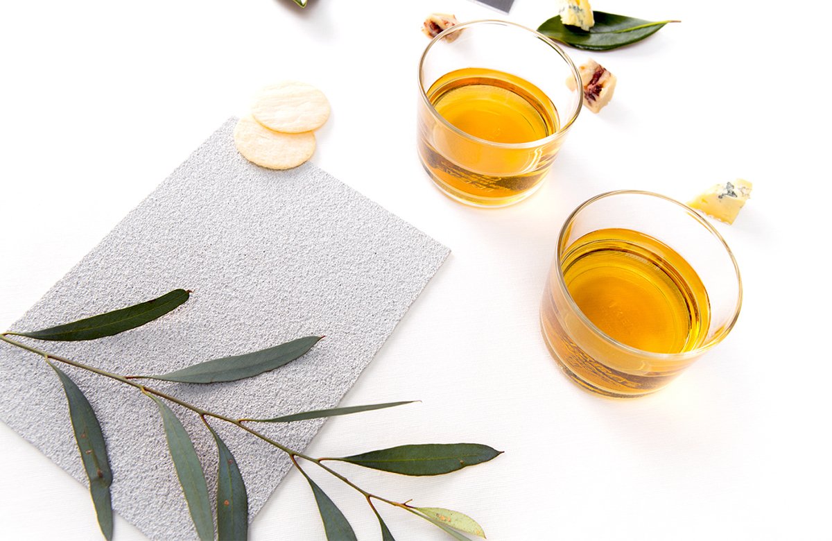 MānukaHoney蜂蜜風(fēng)味葡萄酒品牌包裝設(shè)計(jì)欣賞，葡萄酒品牌，酒品牌設(shè)計(jì)，酒品牌策劃，酒品牌全案策劃，酒品牌形象塑造，深圳品牌設(shè)計(jì)，深圳品牌策劃，深圳品牌全案策劃，深圳品牌形象塑造，左右格局    