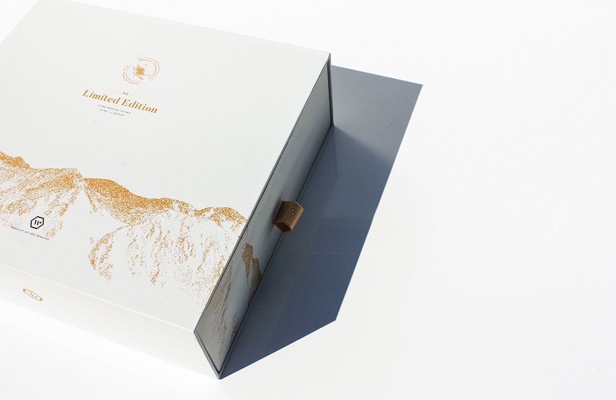 MānukaHoney蜂蜜風(fēng)味葡萄酒品牌包裝設(shè)計(jì)欣賞，葡萄酒品牌，酒品牌設(shè)計(jì)，酒品牌策劃，酒品牌全案策劃，酒品牌形象塑造，深圳品牌設(shè)計(jì)，深圳品牌策劃，深圳品牌全案策劃，深圳品牌形象塑造，左右格局    